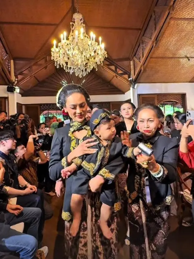 Dekorasi Acara Tedak Sinten Putra Erika Carlina