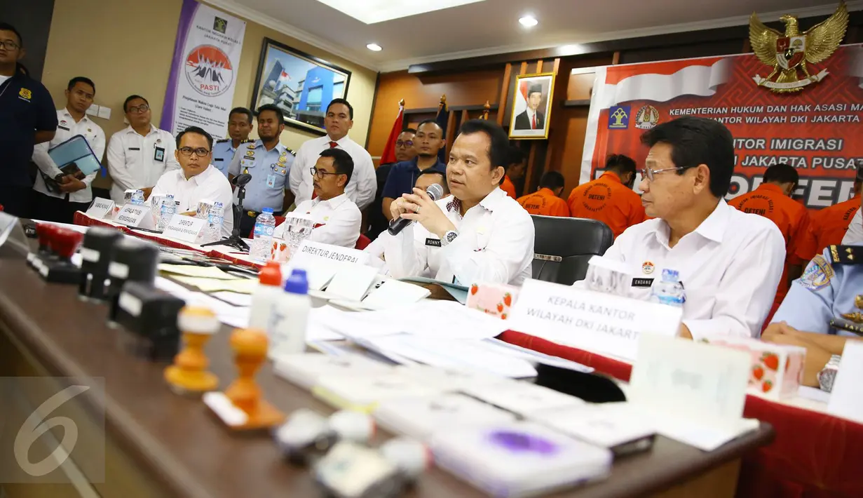 Direktur Jenderal Imigrasi Kementerian Hukum dan HAM Ronny F. Sompie memberi keterangan saat rilis sindikat internasional pemalsuan dokumen keimigrasian di Kantor Imigrasi Jakarta Pusat, Rabu, (18/1). (Liputan6.com/Immanuel Antonius)