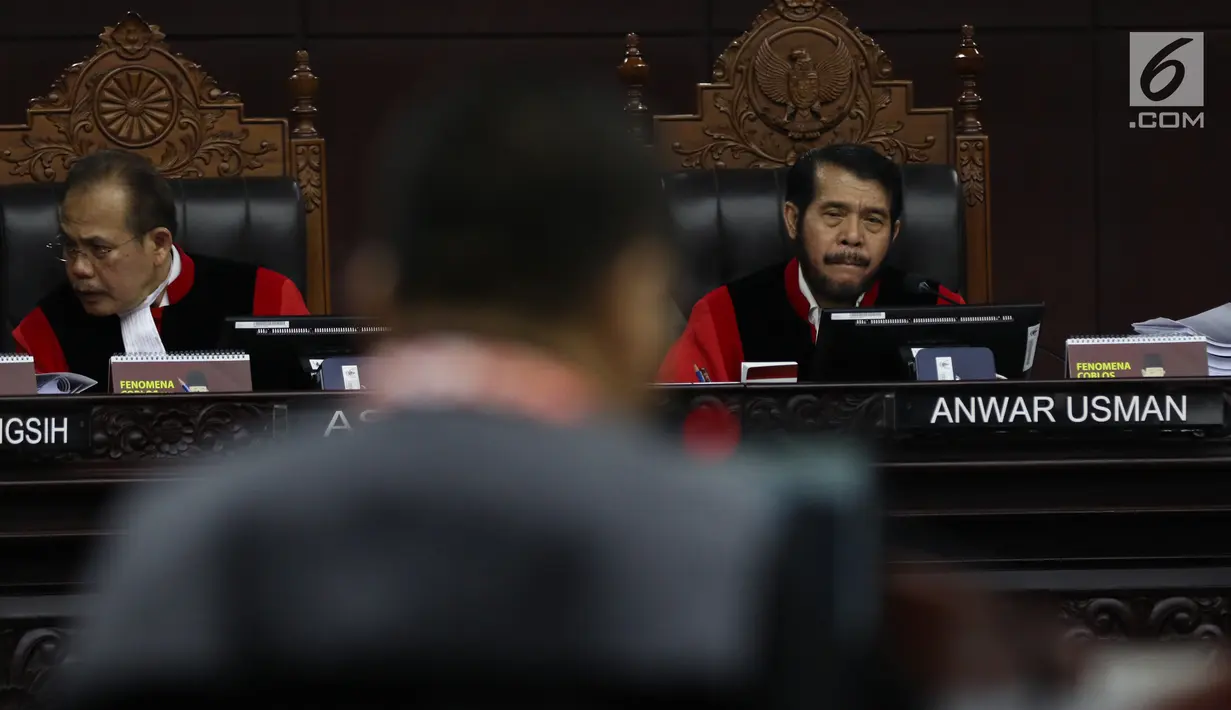 Ketua Majelis Hakim Mahkamah Konstitusi (MK) Anwar Usman mendengarkan tuntutan yang dibacakan tim kuasa hukum pasangan calon nomor urut 02 selaku pemohon pada sidang perdana sengketa Pilpres 2019 di Mahkamah Konstitusi, Jakarta, Jumat (14/6/2019). (Lputan6.com/Johan Tallo)