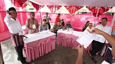 Petugas melakukan penghitungan surat suara Pilkada serentak di TPS Kampung Pilkada RW 03, Depok, Jawa Barat, (9/12). Penghitungan surat suara di seluruh Indonesia mulai dilakukan setelah batas waktu pencoblosan berakhir. (Liputan6.com/Immanuel Antonius)