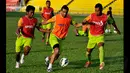 Pesepak bola timnas Indonesia, Ilham udin Armaiyn (kiri) berlatih bersama klubnya Persebaya Surabaya di Stadion H Agus Salim, Padang, (16/1/2015). Persebaya berhadapan dengan Semen Padang di laga perdana SCM Cup 2015 grup A.  (Liputan6.com/Johan Tallo)