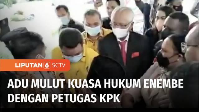 Rombongan keluarga tersangka Lukas Enembe bersama tim kuasa hukum, sempat berdebat dengan petugas jaga KPK, di lobi RSPAD Jakarta Pusat, karena terhalang perizinan saat hendak menjenguk.