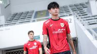 Luke Xavier Keet memasuki lapangan saat latihan perdana Timnas Indonesia U-22 untuk SEA Games 2025 di Stadion Madya, Senayan, Jakarta, Selasa (11/11/2025). (Bola.com/Bagaskara Lazuardi)