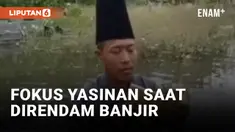Viral! Pria Baca Surat Yasin saat Direndam Banjir Gresik