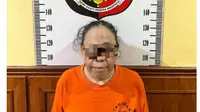 Pelaku berinisial NZ (52), seorang Ibu rumah tangga asal Kelurahan Lubang Buaya, Cipayung, Jakarta Timur. NZ ditangkap pada Minggu, 5 November 2023. (Liputan6.com/Fachrur Rozie)