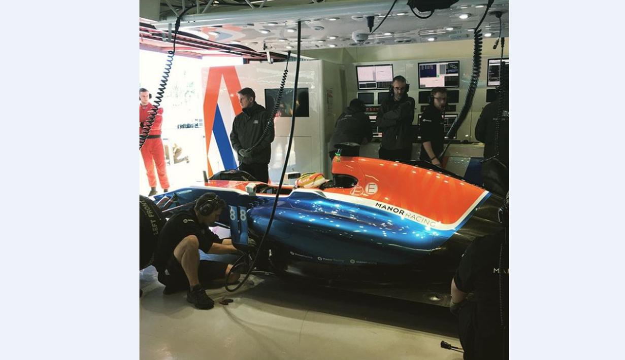 Rio Haryanto sudah berada di dalam mobil MRT05 sebelum memulai sesi pagi hari pertama tes pramusim kedua F1 2016 di Sirkuit Catalunya, Barcelona, Spanyol, Selasa (1/3/2016). (Bola.com/Instagram/Manorracing)