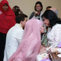 Khidmat dan sakralnya suasana akad nikah Risty Tagor dan Stuart Collin (M. Akrom Sukarya/Bintang.com)