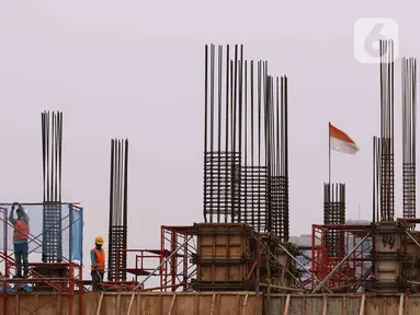 Pekerja tengah membangun gedung bertingkat di kawasan Jakarta, Rabu (5/1/2022). Gubernur DKI Jakarta Anies Baswedan membeberkan beberapa alasan merevisi  kenaikan upah minimum provinsi (UMP) 2022 pada pertengahan Desember 2021. (Liputan6.com/Angga Yuniar)