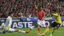 Pemain Dortmund, Pierre-Emerick Aubameyang melepaskan tembakan yang dihadang kiper Benfica  pada babak 16 besar Liga Champions di Luz stadium, Lisbon, (14/2/2017). Benfica menang 1-0.  (AP/Armando Franca)