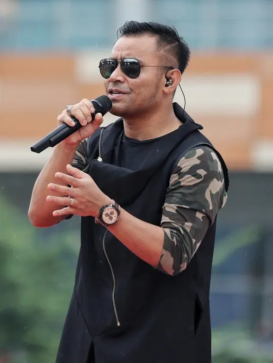 “Ini gue bikin project cari lagu. Ini sebenernya lebih karena gua lahir dari idol, gua besar sama fans. Yang selalu support banget," tambah Judika. (Adrian Putra/Bintang.com)
