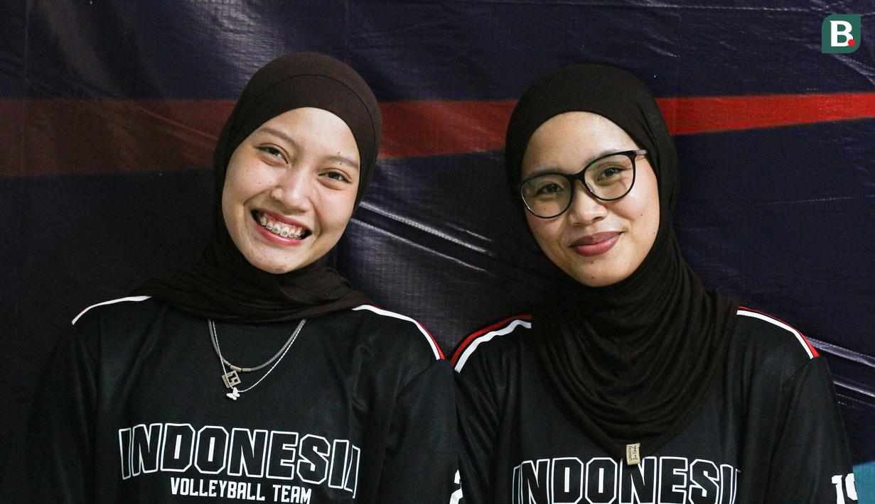 Pemain Timnas Voli Putri Indonesia, Tisya Amallya Putri (kanan) bersama rekan satu timnya pada upacara pelepasan untuk kejuaraan AVC Women's Volleyball Cup yang dilakukan di Padepokan Voli Jenderal Polisi Kunarto, Sentul, Selasa (2/6/2026).