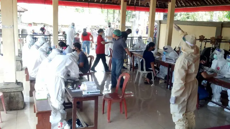 Suasana saat petugas melakukan rapid test pada warga di Banjar Serokadan, Desa Abuan, Kecamatan Susut, kabupaten Bangli, Bali