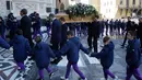 Sejumlah anak saat mengantar jenazah kapten Fiorentina Davide Astori pada upacara pemakaman di Florence, Italia (8/3). Davide Astori meninggal pada usia 31 tahun di kamar hotel setelah terkena serangan jantung. (AP Photo/Alessandra Tarantino)