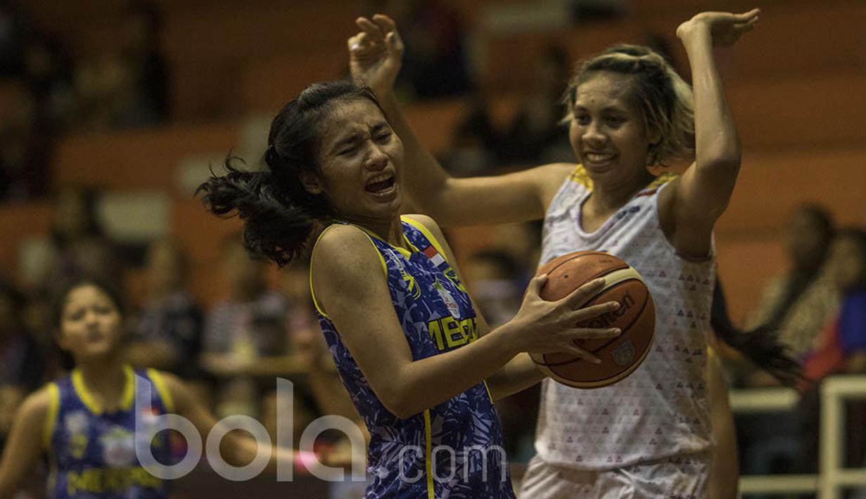 Pebasket Merpati Bali, Kadek Rima, menjaga bola dari pebasket Surabaya Fever pada laga semifinal Sahabat Cup 2017 di GOR Sahabat Semarang, Jawa Tengah, Jumat (21/4/2017). Merpati kalah 55-67 dari Fever. (Bola.com/Vitalis Yogi Trisna)
