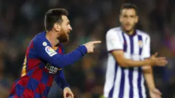 Striker Barcelona, Lionel Messi, melakukan selebrasi usai membobol gawang Real Valladolid pada laga La Liga 2019 di Stadion Camp Nou, Selasa (29/10). Barcelona menang 5-1 atas Real Valladolid. (AP/Joan Monfort)