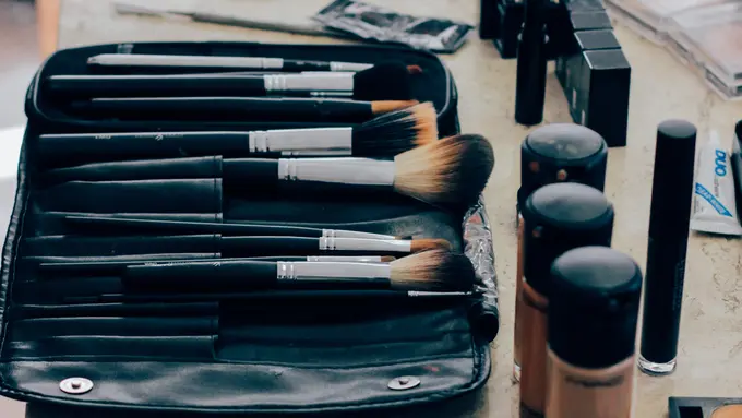 Makeup/ Unsplash Manu Camargo