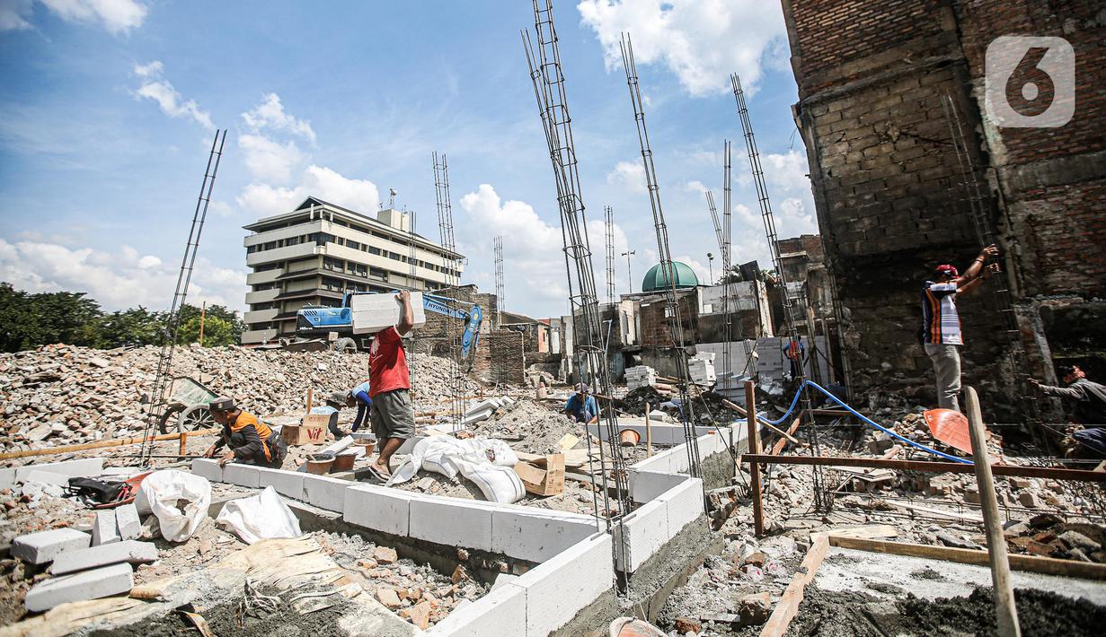 Aktivitas pembangunan Kampung Gembira Gembrong, Jakarta, Senin (4/7/2022). Revitalisasi permukiman korban kebakaran Pasar Gembrong di RW 001 ini ditargetkan rampung pada September 2022 mendatang serta menelan biaya Rp7,8 miliar. (Liputan6.com/Faizal Fanani)