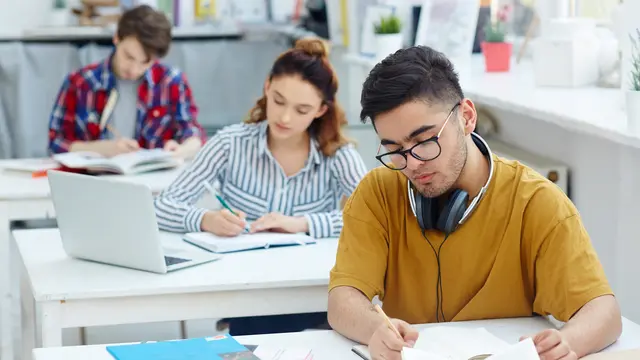 Ilustrasi mengerjakan soal, ujian, belajar