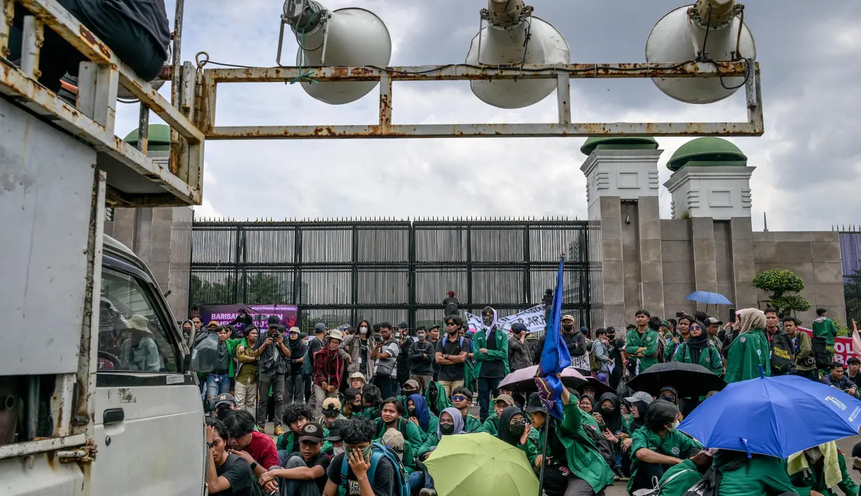 Sejumlah organisasi masyarakat sipil hingga akademisi ramai-ramai menolak rancangan RUU TNI yang direncanakan disahkan jadi undang-undang dalam rapat paripurna pada Kamis (20/3/2025) hari ini. (BAY ISMOYO/AFP)
