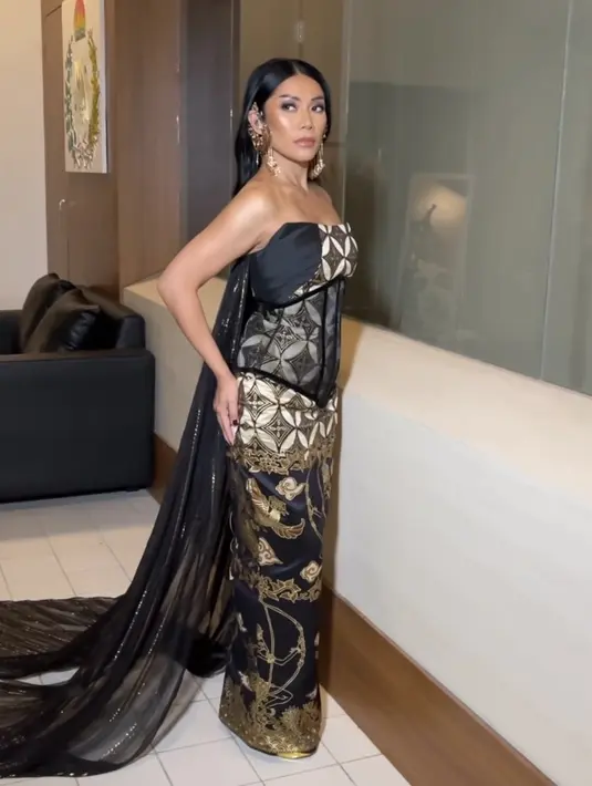Gaun indah tersebut pun dihiasi dengan train hitam transparan yang menyapu lantai. Membuat gaun terlihat mewah. [@anggun_cipta]