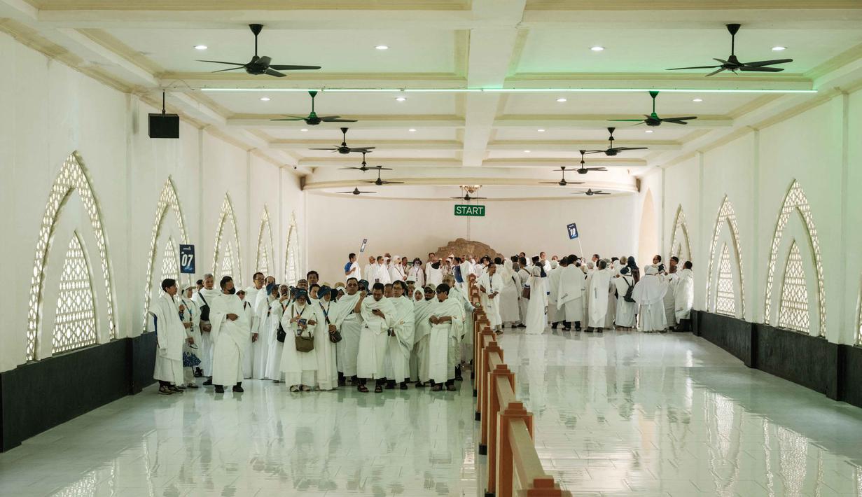 Dari jumlah tersebut, biaya yang ditanggung langsung oleh Jemaah adalah sekitar Rp 54,1 juta. Tampak dalam foto, calon jamaah haji Indonesia berlatih ritual haji menggunakan replika tempat-tempat suci di Pusat Pelatihan Manasik Al Mahmudah (AMTC), sebuah fasilitas pelatihan haji yang menampilkan replika tempat-tempat ziarah utama, di Tangerang Selatan pada 5 April 2026. (YASUYOSHI CHIBA/AFP)
