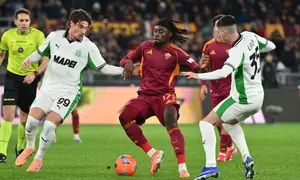 Pemain AS Roma, Manu Kone, dihimpit dua pemain Sassuolo saat bertanding dalam lanjutan Liga Italia 2025/2026 di Stadio Olimpico, Minggu (11/1/2026) dini hari WIB. (Alberto PIZZOLI / AFP)