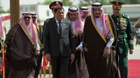 Raja Salman saat menyambut kedatangan Duterte di Arab Saudi (17/4/2017) (Saudi Press Agency via AP)