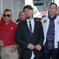 Untuk kedua kalinya musisi Ahmad Dhani menghadiri sidang penistaan agama. Pada sidang kali ini, Senin (23/4) Dhani tampil lebih rapi dan menurutnya lebih keren dari biasanya. (Deki Prayoga/Bintang.com)