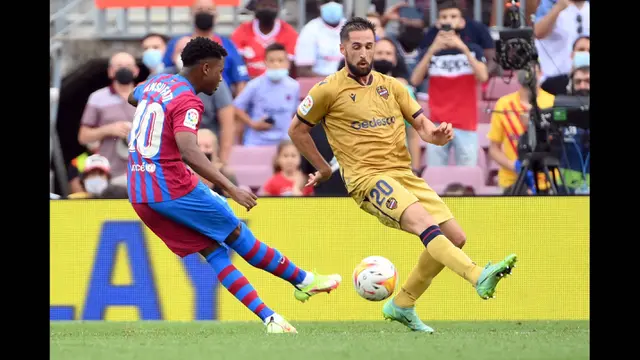 Foto: Wonderkid Barcelona Diangkat Bak Raja usai Kembali Bermain dan Mencetak Gol