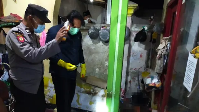 Polisi mendatangi lokasi penemuan dua jasad perempuan di shelter anjir Blitar. (Istimewa)