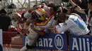 6.	Rio Haryanto disambut kru tim Campos Racing seusai finis pertama Race 2. (photo by gp2series)