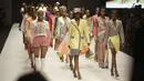 Sejumlah model berjalan di catwalk mengenakan busana rancangan Mai Atafo selama Heineken Fashion and Design Week di Lagos, Nigeria (26/10/2019). Lagos Fashion Week (LFWNG) adalah acara mode multi-hari tahunan yang didirikan pada 2011 oleh Omoyemi Akerele. (AP Photo/Sunday Alamba)