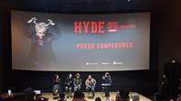 Konferensi pers konder HYDE (duduk di tengah) di Jakarta. (Ratnaning Asih/ LIputan6.com)