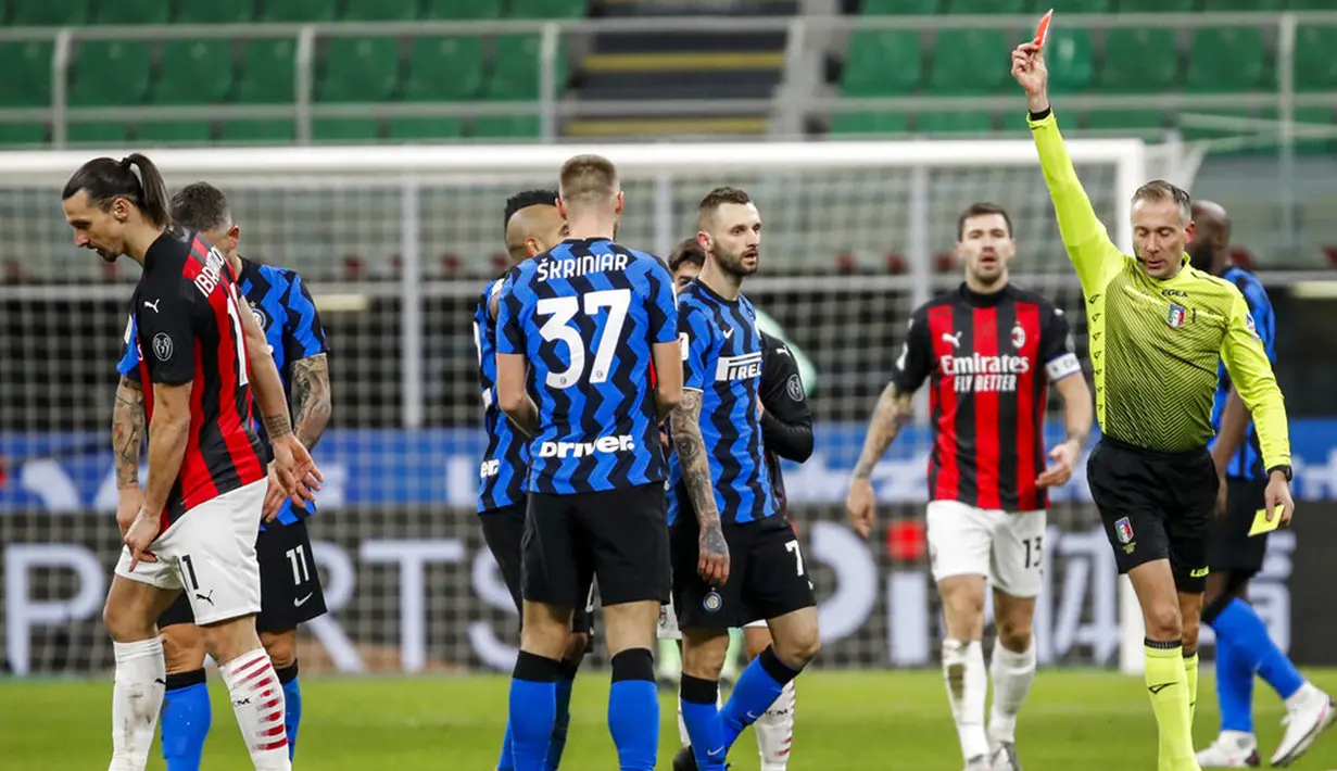 Pemain AC Milan Zlatan Ibrahimovic (kiri) menerima kartu merah saat melawan Inter Milan pada pertandingan perempat final Coppa Italia di Stadion San Siro, Milan, Italia, Selasa (26/1/2021). Inter Milan menang 2-1. (AP Photo/Antonio Calanni)