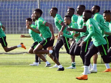 Para pemain Arab Saudi berlari saat sesi latihan jelang laga Piala Dunia di Saint Petersburg, Rusia, Senin (11/6/2018). Arab Saudi akan bertanding melawan tuan rumah Rusia pada laga pembukaan Piala Dunia 2018. (AFP/Paul Ellis)