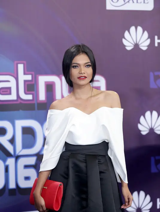 "Aku nggak bisa trauma sama kopi, aku jatuh cinta sama kopi. Tapi aku jadi belajar, aku nggak akan biarin temen aku yang mesenin, aku harus lihat langsung atau aku bikin kopi sendiri," lanjutnya. (Andy Masela/Bintang.com)