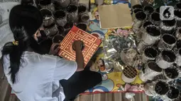 Aktivitas pekerja memproduksi kue keranjang Hoki di kawasan Sawangan, Depok,  Kamis (20/1/2022). Kim Hin yang hanya membuat kue keranjang saat tahun baru Imlek mampu memproduksi sekitar 30 ribu kue keranjang dengan kisaran harga Rp35.000-50.000 per dua buah. (merdeka.com/Iqbal S  Nugroho)