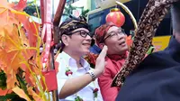 Menteri Pariwisata dan Ekonomi Kreatif Wishnutama Kusubandio dan Gubernur Jawa Barat Ridwan Kamil menghadiri gelaran Bogor Street Festival Cap Go Meh di Kota Bogor, Sabtu (8/2/2020). (Liputan6.com/Achmad Sudarno)