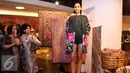 Model membawakan busana batik Kudus rancangan desainer Denny Wirawan saat pagelaran fashion dan pembukaan pop-up store di Jakarta, Rabu (30/9/2015). Menyambut hari Batik Nasional retail Balijava meluncurkan koleksi Batik Kudus. (Liputan6.com/Angga Yuniar)