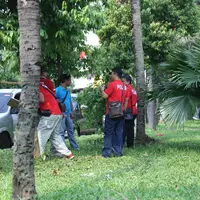 Polisi siaga dirumah Gatot Brajamusti (Nurwahyunan/bintang.com)