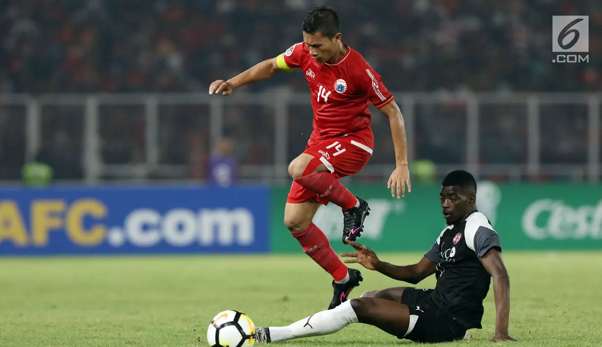 Kapten tim Persija, Ismed Sofyan melompat menghindari tekel pemain Home United pada laga kedua Semifinal Zona Asia Tenggara Piala AFC 2018 di Stadion GBK, Jakarta, Selasa (15/5). Persija kalah 1-3 dan tersingkir. (Liputan6.com/Helmi Fithriansyah)