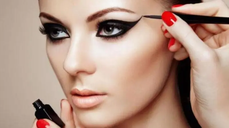 Ingin Tampil Bold dengan Makeup, Ini Kiatnya agar Tidak Norak