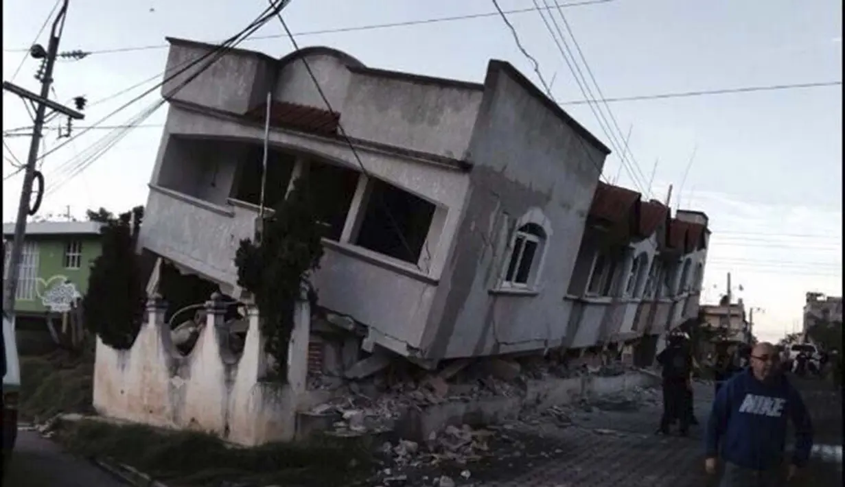 Rumah di kawasan San Marcos, Guatemala retak akibat gempa, Senin (7/7/14). (REUTERS)