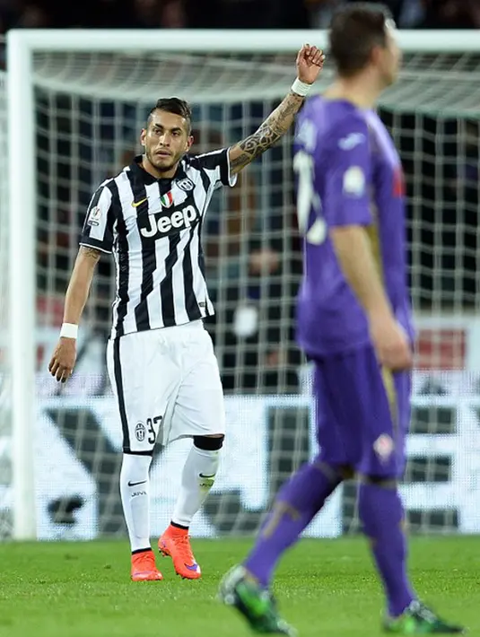 Gelandang Juventus, Roberto Pereyra (kiri) merayakan selebrasi usai mencetak gol pada leg kedua Semifinal Coppa Italia di stadion Artemio Franchi, Italia, Rabu (8/4/2015). Juventus menang 3-0 atas Fiorentina. (AFP PHOTO/Filippo Monteforte)