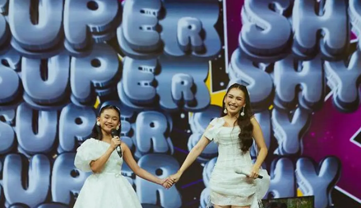 Ayu tak sendiri, ia pun ditemani Bilqis. Gaun putih tersebut pun terlihat membuat kedua serasi. [@ayutingting92]