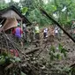 Puing-puing rumah warga yang hancur diterjang banjir bandang akibat jebolnya tanggul sungai di Desa Simo, Tulungagung, Jatim, Kamis (9/12).(Antara) 