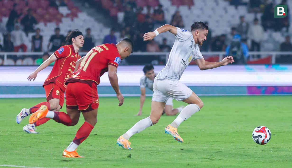 Sedangkan Madura United ada di tempat keempat dengan koleksi 34 angka dari 17 pertandingan. (Bola.com/M Iqbal Ichsan)