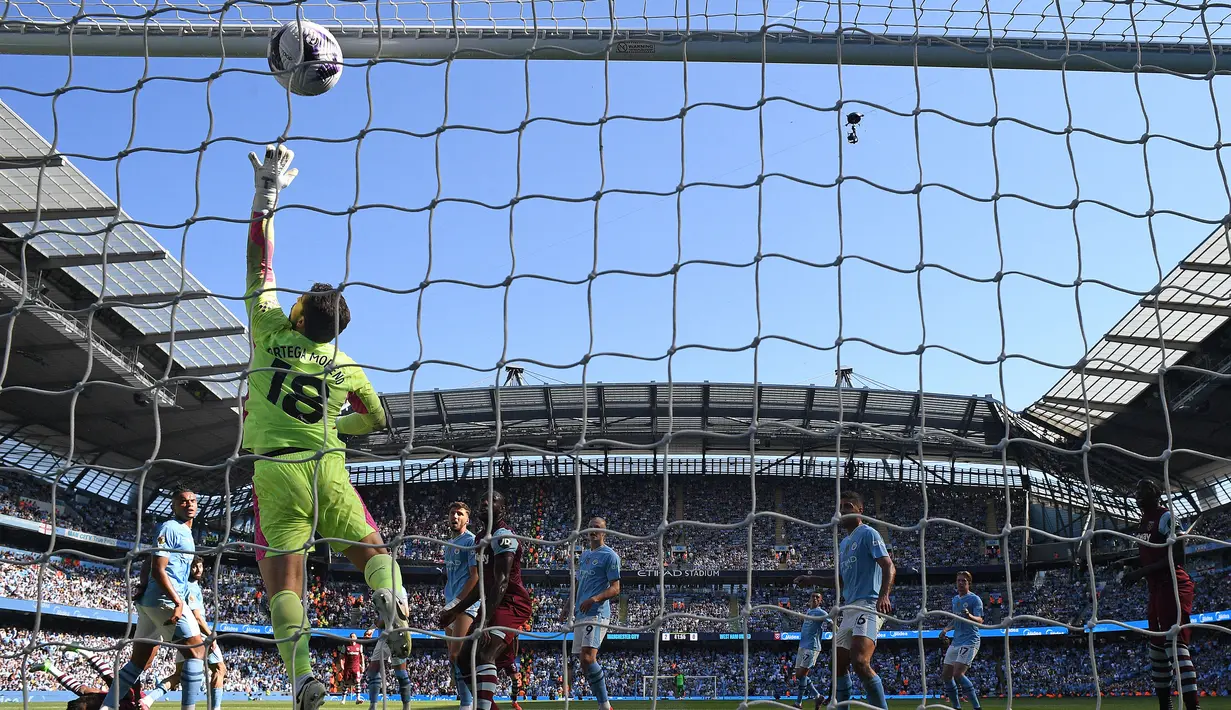 Kiper Manchester City, Stefan Ortega kebobolan lewat gol striker West Ham United, Mohammed Kudus pada laga pekan terakhir Liga Inggris 2023/2024 di Etihad Stadium, Manchester, Minggu (19/5/2024). (AFP/Oli Scarff)