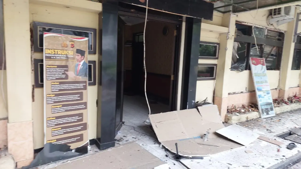 Ledakan terjadi di polsek Astana Anyar Bandung.