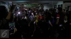 Pihak rumah sakit memberikan keterangan terkait penggunaan vaksin palsu di RS Harapan Bunda, Jakarta, Kamis (14/7). Puluhan orangtua menuntut pihak rumah sakit menjelaskan nasib anak-anak mereka yang mendapatkan vaksin. (Liputan6.com/Faizal Fanani)